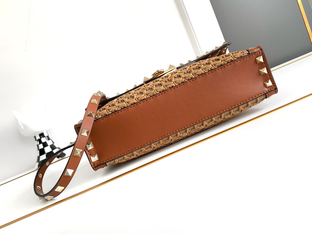 ❣️🆕Rockstud 小号拉菲草编织斜挎包，标志性的钩扣开合设计🌺集时尚和潮流于一体🍀春夏度假风系列🏖