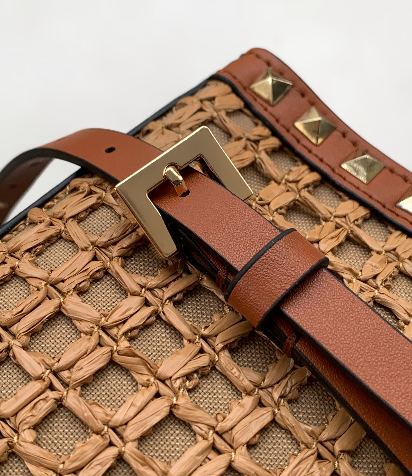 ❣️🆕Rockstud 小号拉菲草编织斜挎包，标志性的钩扣开合设计🌺集时尚和潮流于一体🍀春夏度假风系列🏖