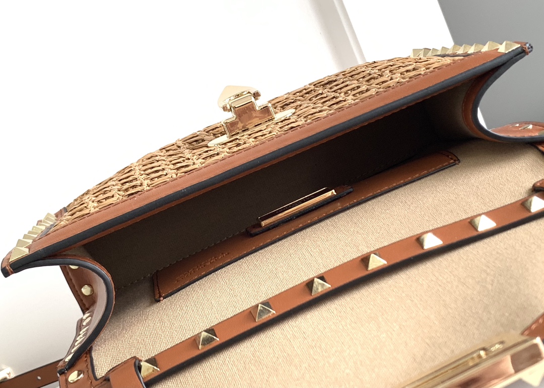 ❣️🆕Rockstud 小号拉菲草编织斜挎包，标志性的钩扣开合设计🌺集时尚和潮流于一体🍀春夏度假风系列🏖