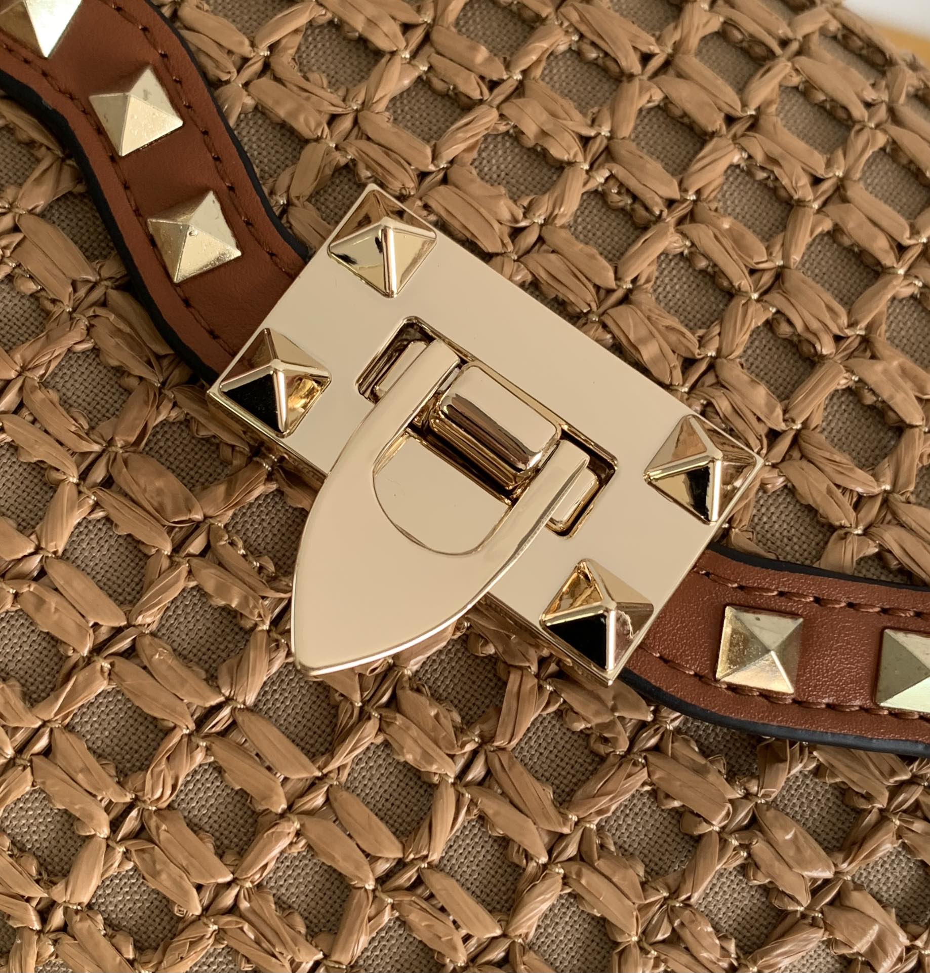 ❣️🆕Rockstud 小号拉菲草编织斜挎包，标志性的钩扣开合设计🌺集时尚和潮流于一体🍀春夏度假风系列🏖