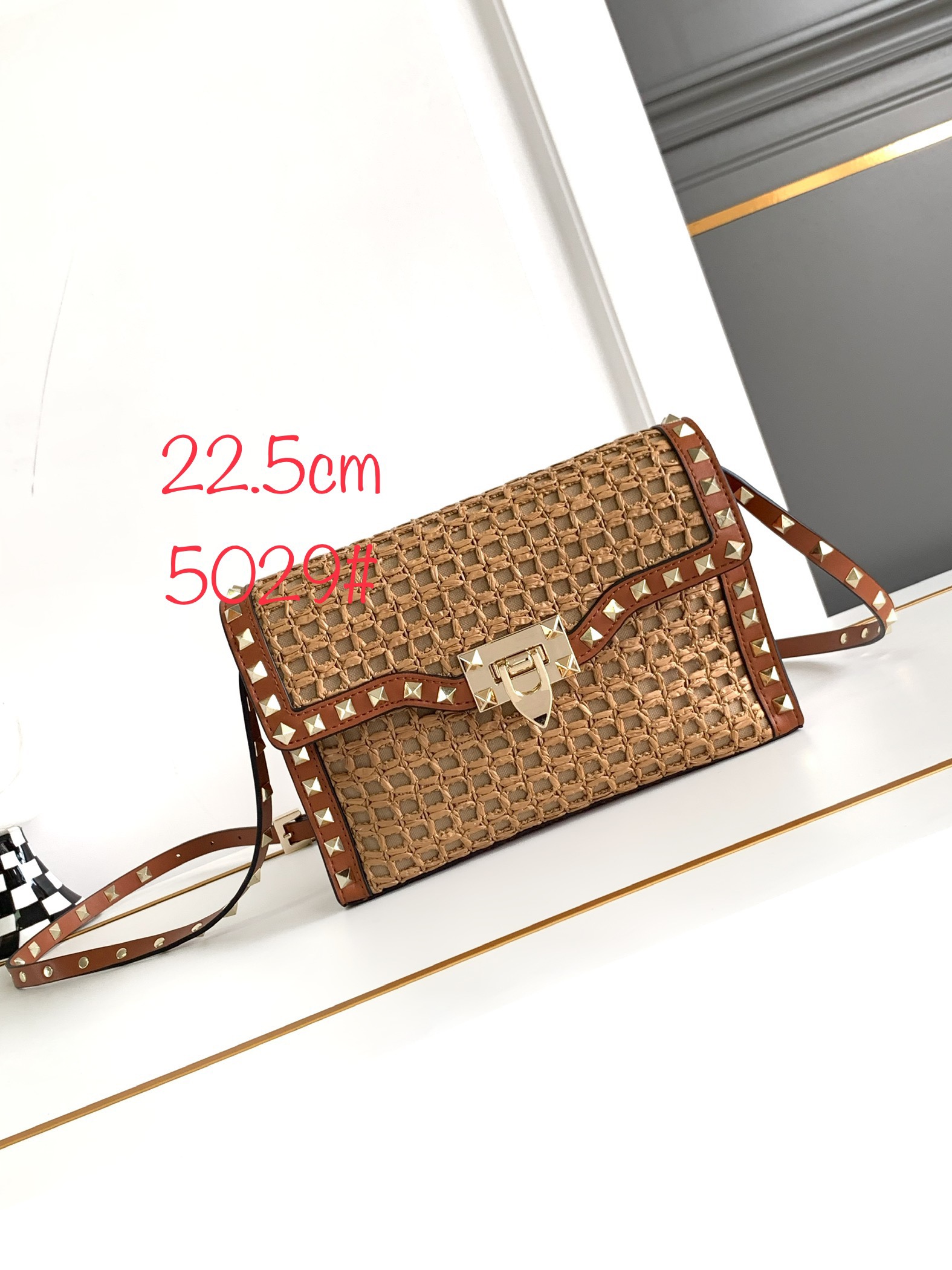 ❣️🆕Rockstud 小号拉菲草编织斜挎包，标志性的钩扣开合设计🌺集时尚和潮流于一体🍀春夏度假风系列🏖