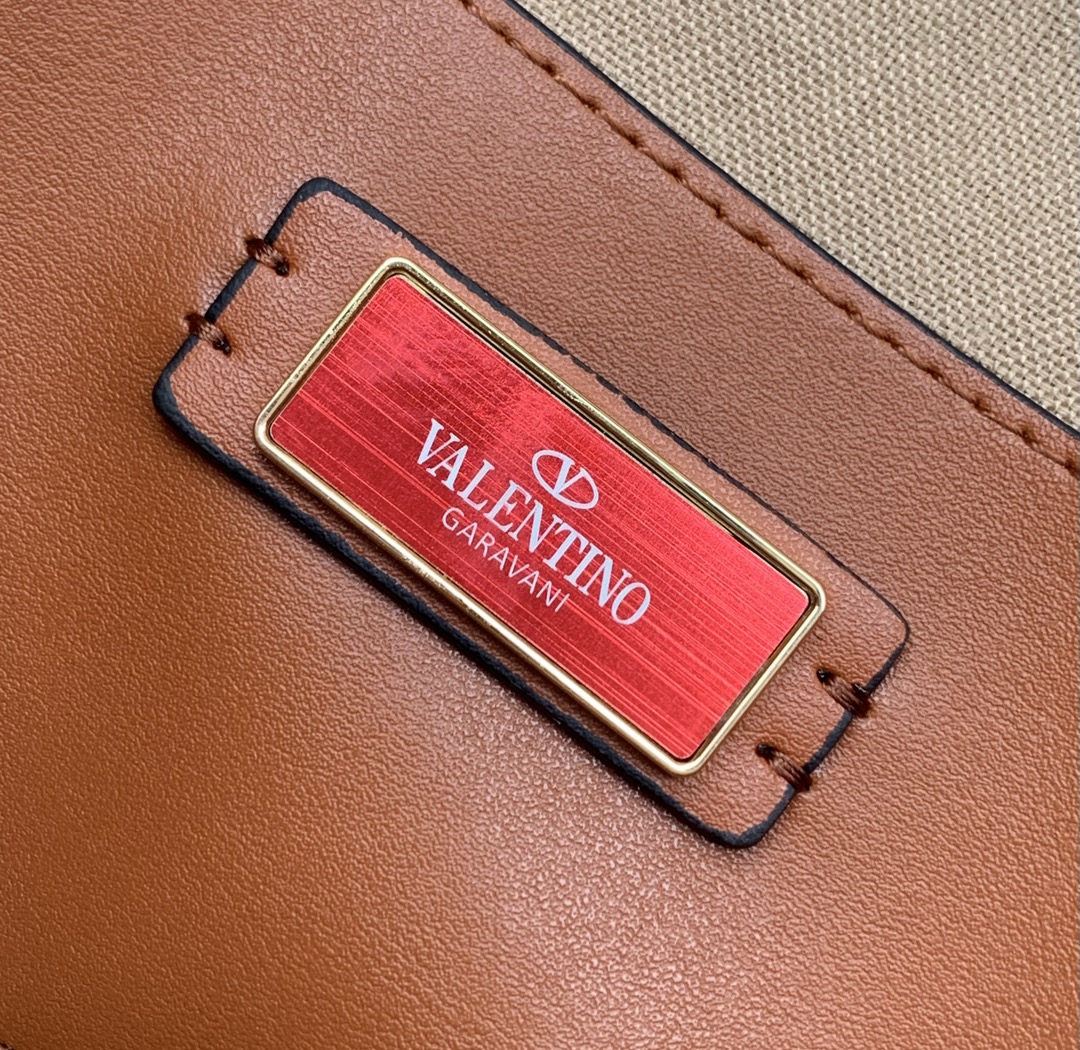 ❣️🆕Rockstud 小号拉菲草编织斜挎包，标志性的钩扣开合设计🌺集时尚和潮流于一体🍀春夏度假风系列🏖