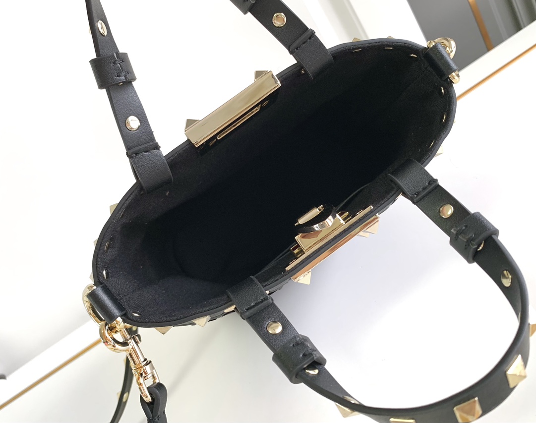 ❣️🆕Valent*** Garavani Rockstud拉菲草配皮水桶包   -  钯金色调铆钉和金