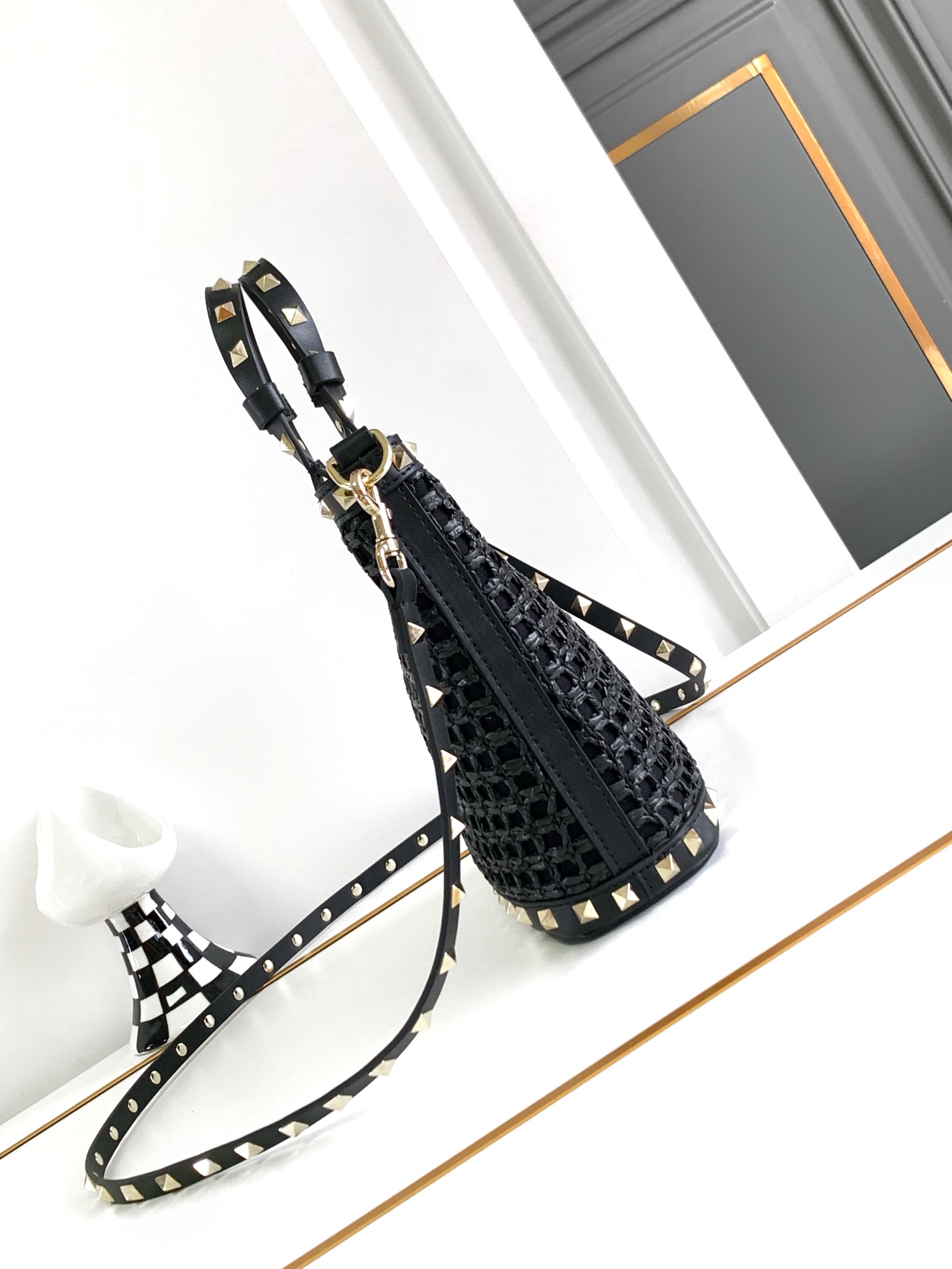 ❣️🆕Valent*** Garavani Rockstud拉菲草配皮水桶包   -  钯金色调铆钉和金