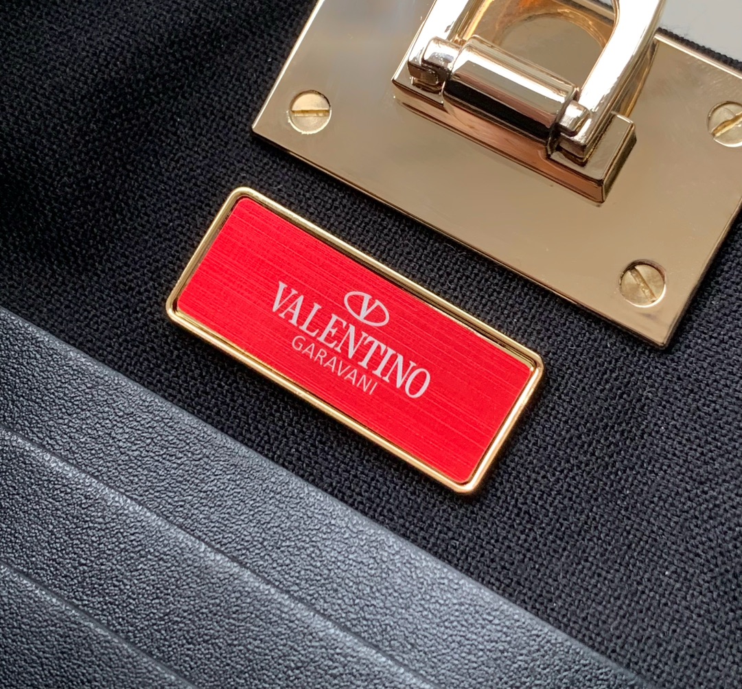 ❣️🆕Valent*** Garavani Rockstud拉菲草配皮水桶包   -  钯金色调铆钉和金