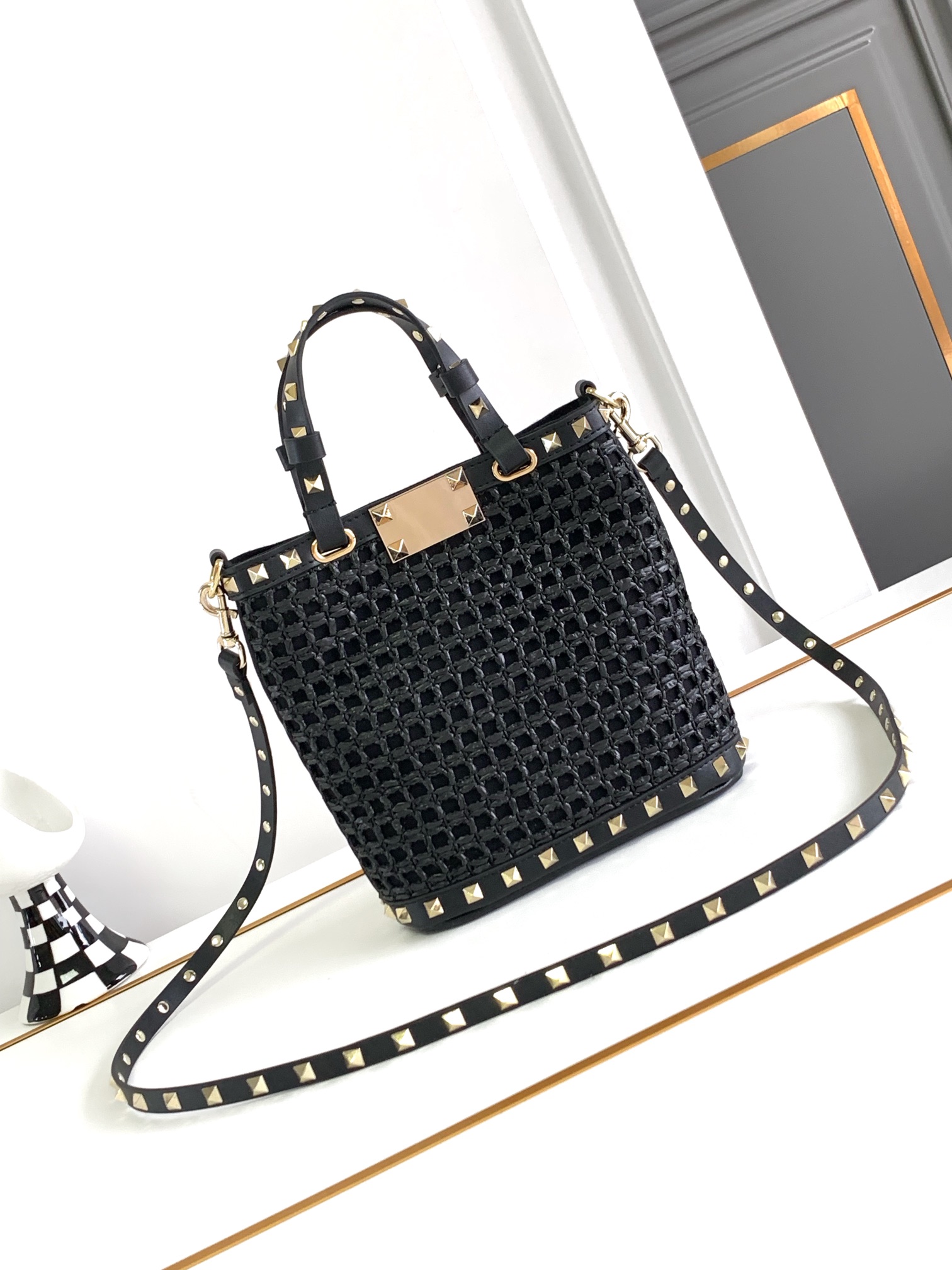 ❣️🆕Valent*** Garavani Rockstud拉菲草配皮水桶包   -  钯金色调铆钉和金