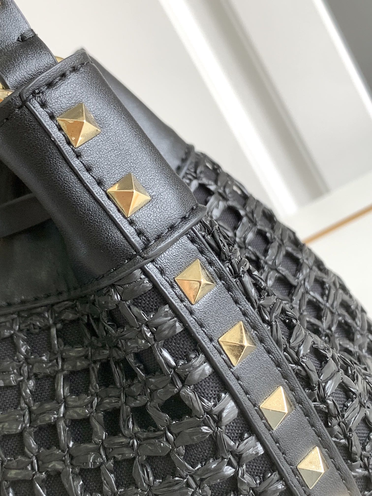 ❣️🆕Valent**** Garavani Rockstud拉菲草配皮水桶包 - 钯金色调铆钉和金属配