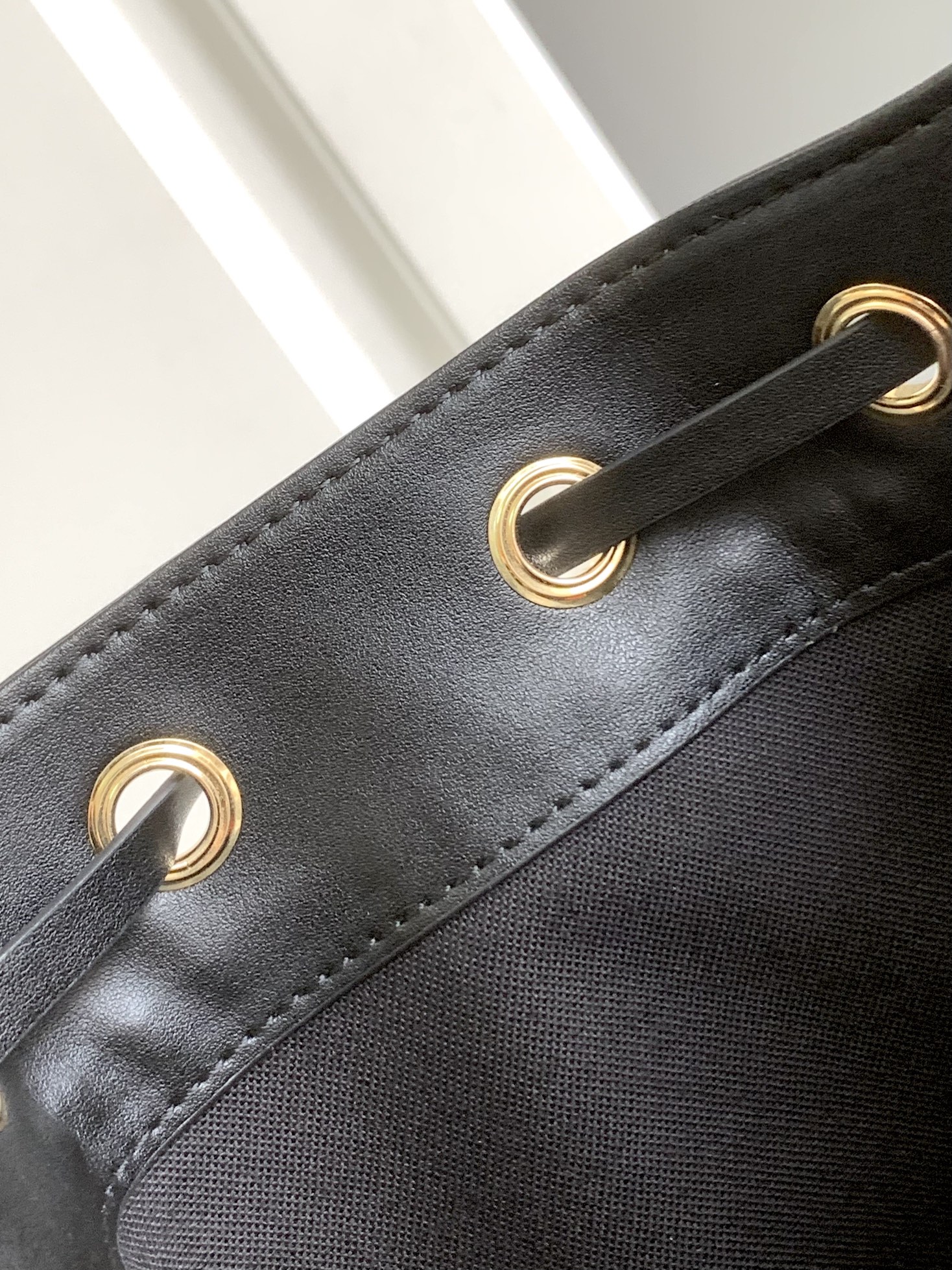 ❣️🆕Valent**** Garavani Rockstud拉菲草配皮水桶包 - 钯金色调铆钉和金属配