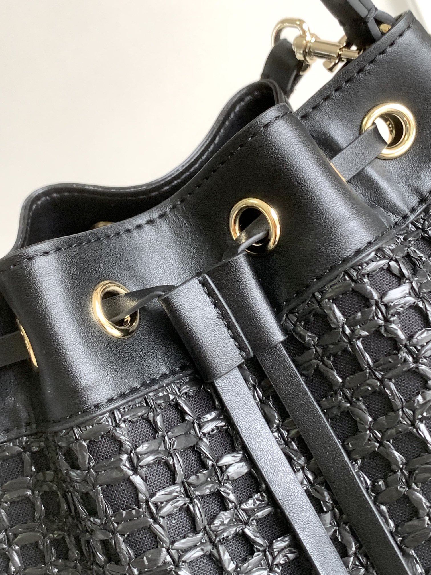 ❣️🆕Valent**** Garavani Rockstud拉菲草配皮水桶包 - 钯金色调铆钉和金属配