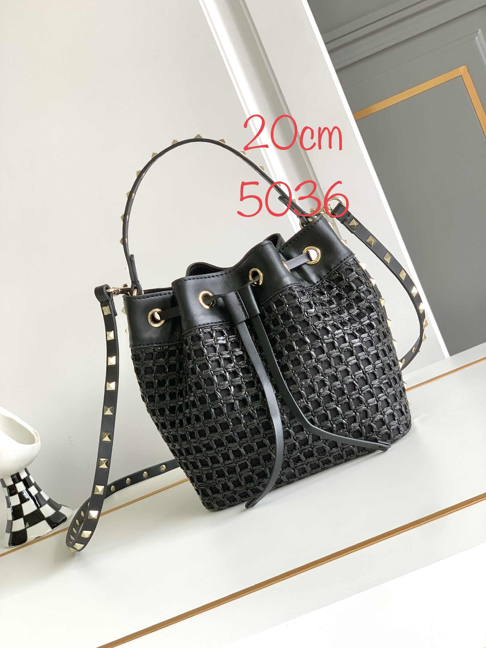 ❣️🆕Valent**** Garavani Rockstud拉菲草配皮水桶包 - 钯金色调铆钉和金属配