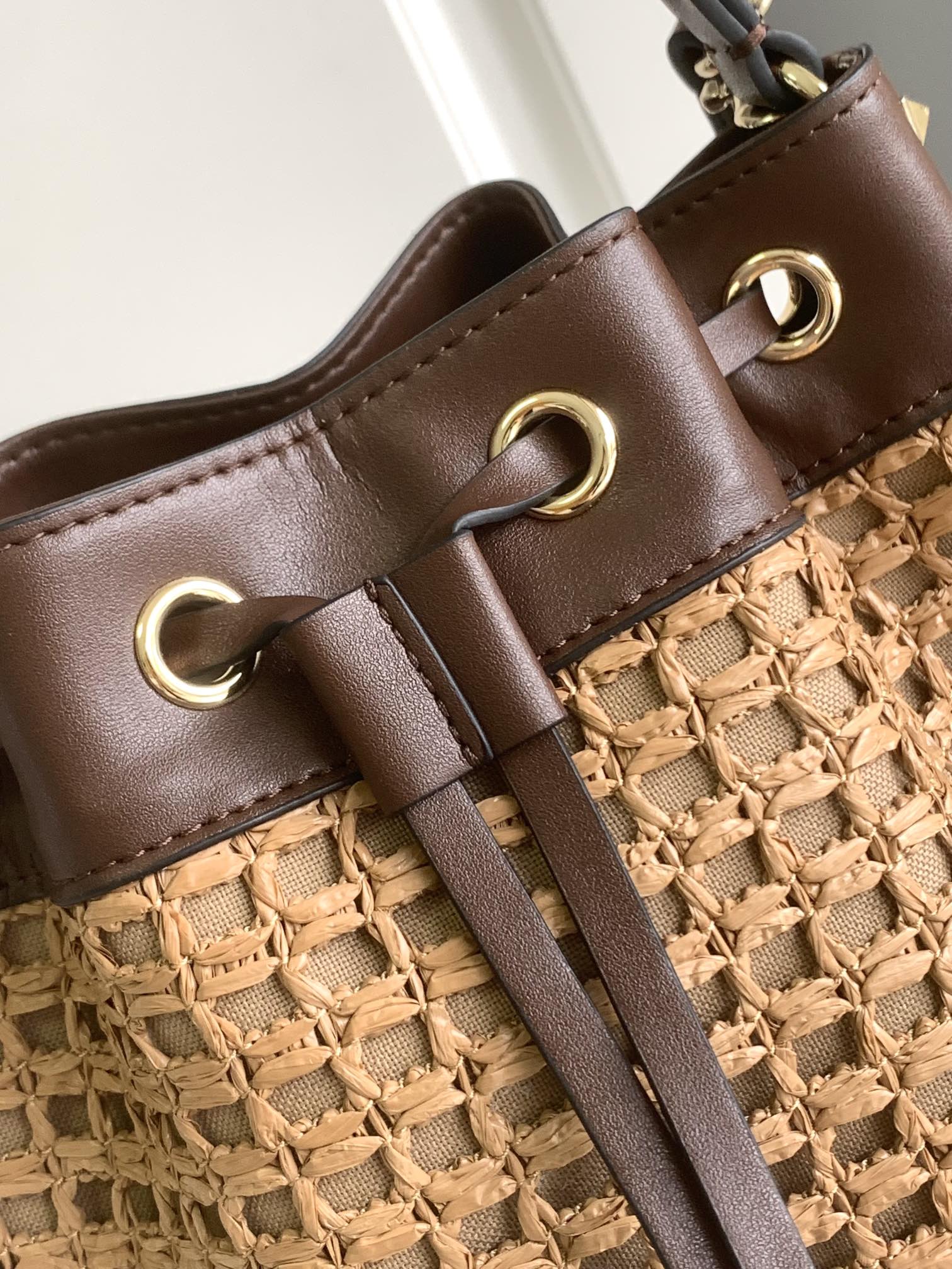 ❣️🆕Valent**** Garavani Rockstud拉菲草配皮水桶包 - 钯金色调铆钉和金属配