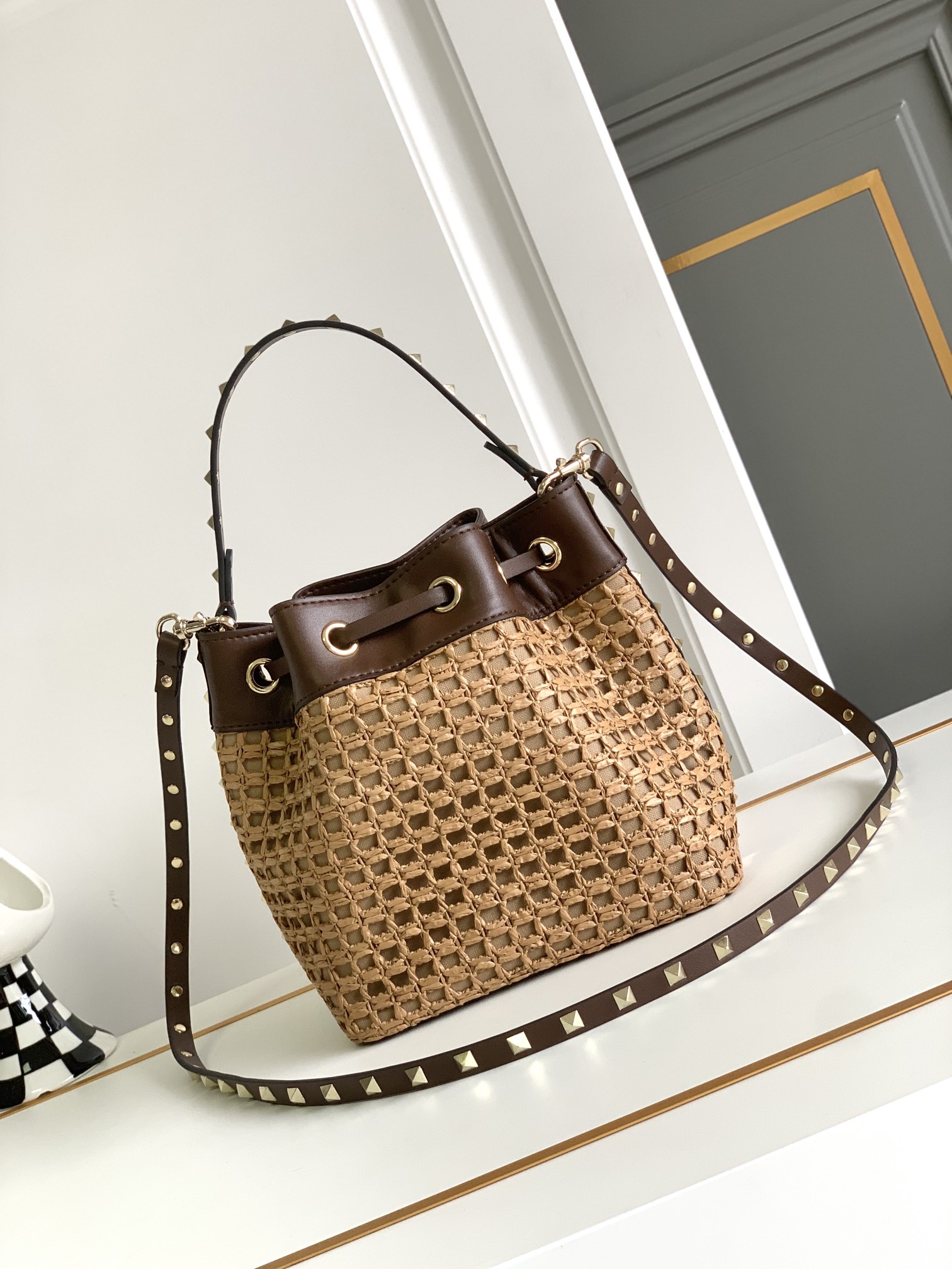 ❣️🆕Valent**** Garavani Rockstud拉菲草配皮水桶包 - 钯金色调铆钉和金属配