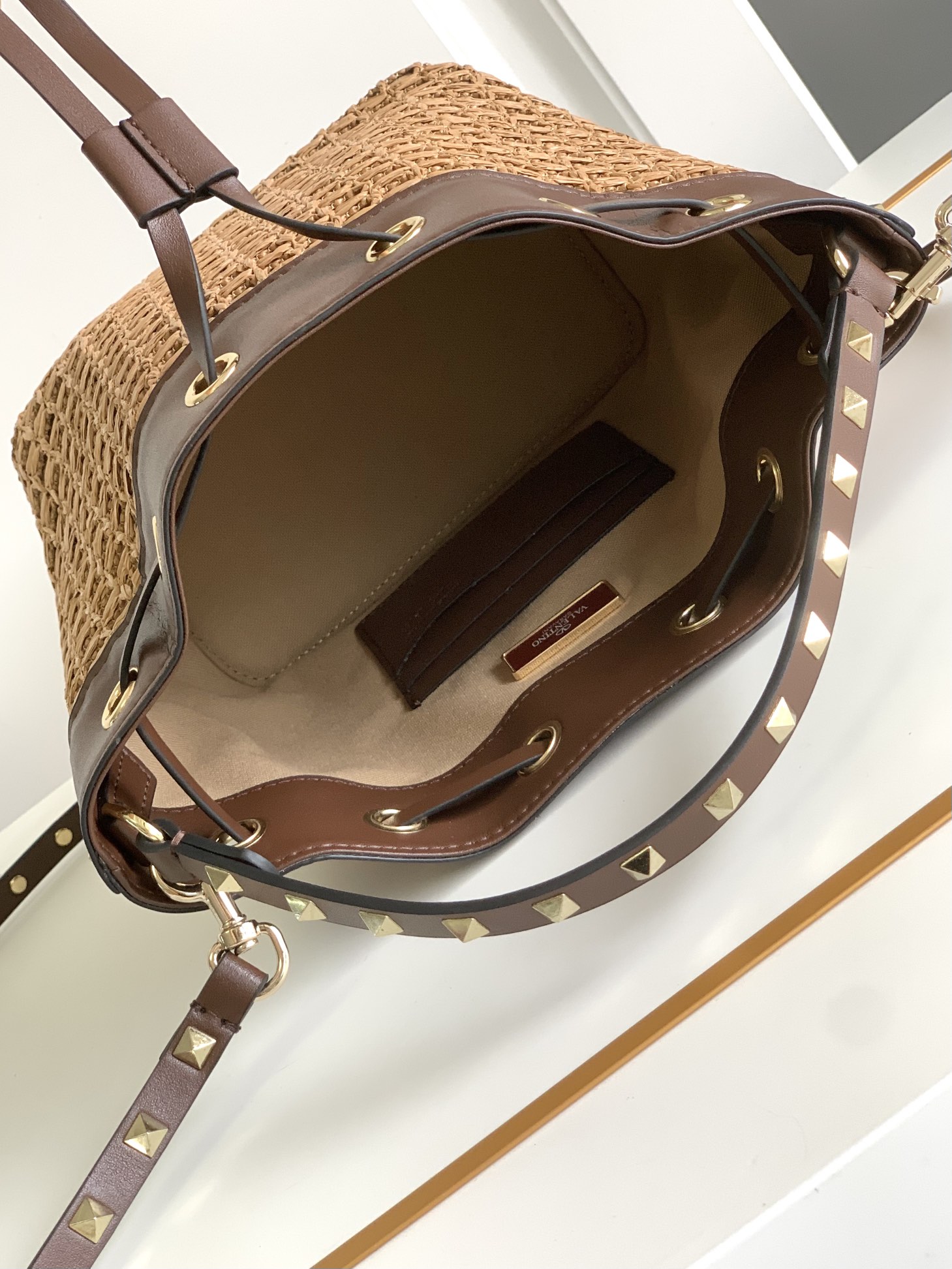 ❣️🆕Valent**** Garavani Rockstud拉菲草配皮水桶包 - 钯金色调铆钉和金属配