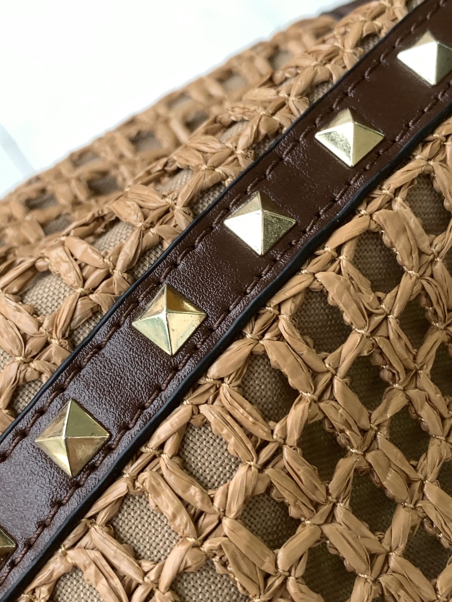 ❣️🆕Valent**** Garavani Rockstud拉菲草配皮水桶包 - 钯金色调铆钉和金属配