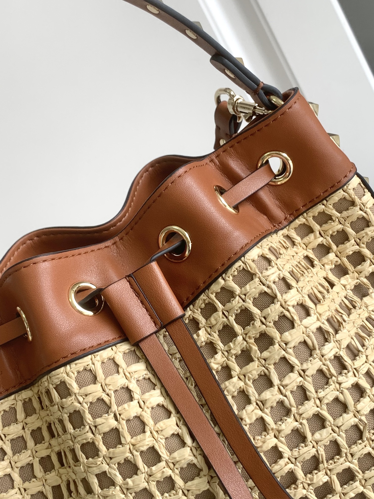 ❣️🆕Valent**** Garavani Rockstud拉菲草配皮水桶包 - 钯金色调铆钉和金属配