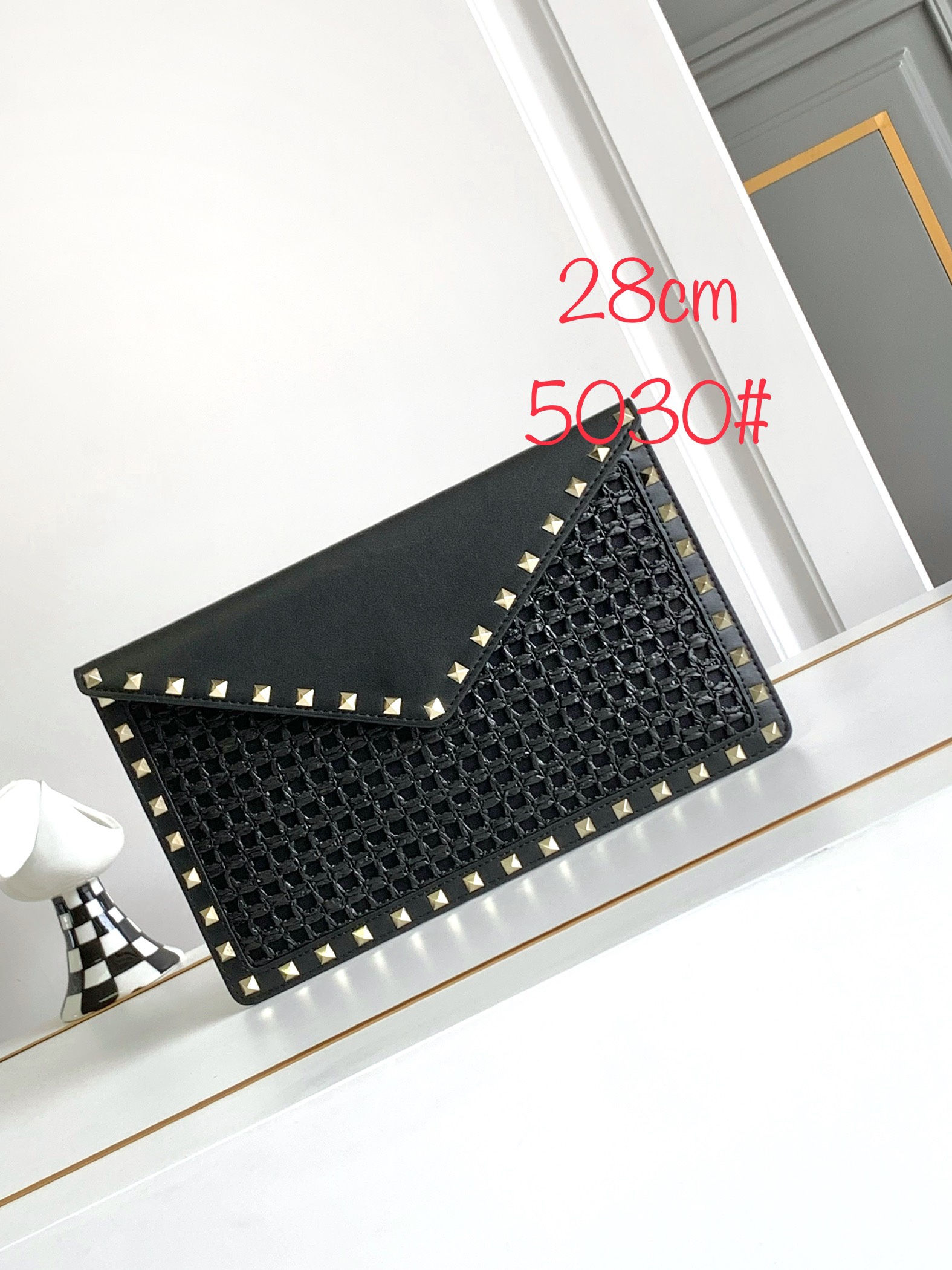 ❣️🆕Valent**** Garavani Rockstud拉菲草配皮信封包🍀🍀   -  钯金色调铆