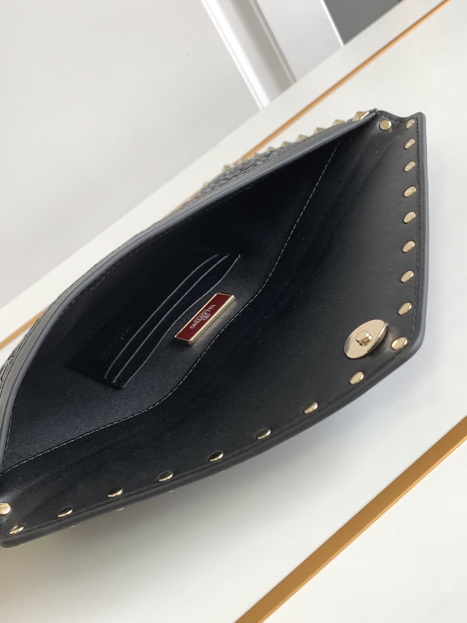 ❣️🆕Valent**** Garavani Rockstud拉菲草配皮信封包🍀🍀   -  钯金色调铆