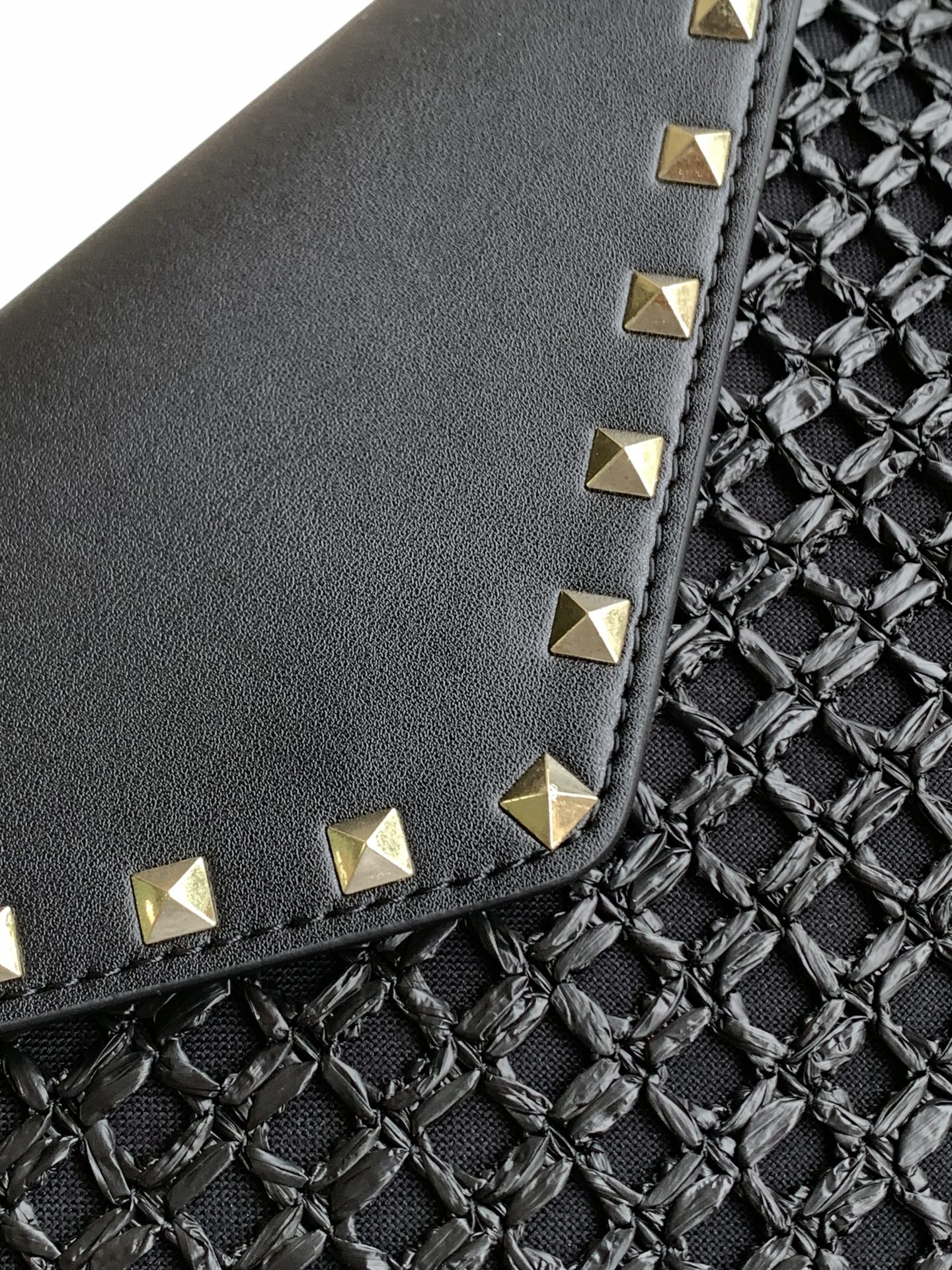 ❣️🆕Valent**** Garavani Rockstud拉菲草配皮信封包🍀🍀   -  钯金色调铆