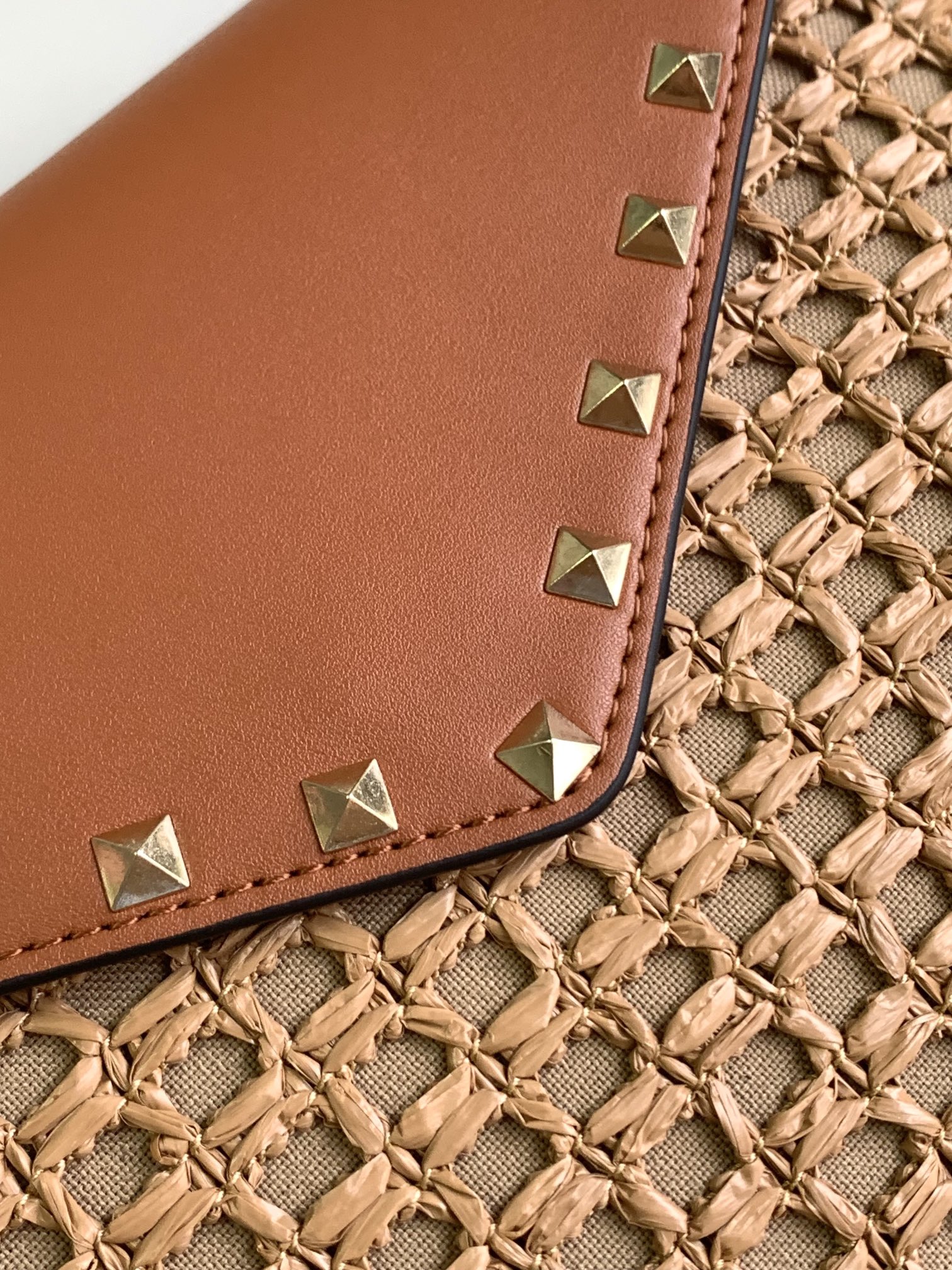 ❣️🆕Valent**** Garavani Rockstud拉菲草配皮信封包🍀🍀   -  钯金色调铆