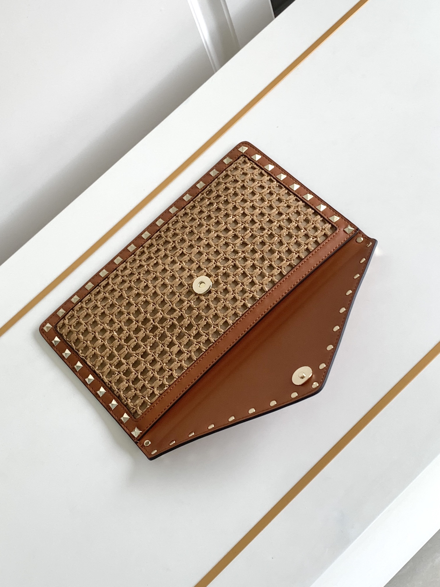 ❣️🆕Valent**** Garavani Rockstud拉菲草配皮信封包🍀🍀   -  钯金色调铆