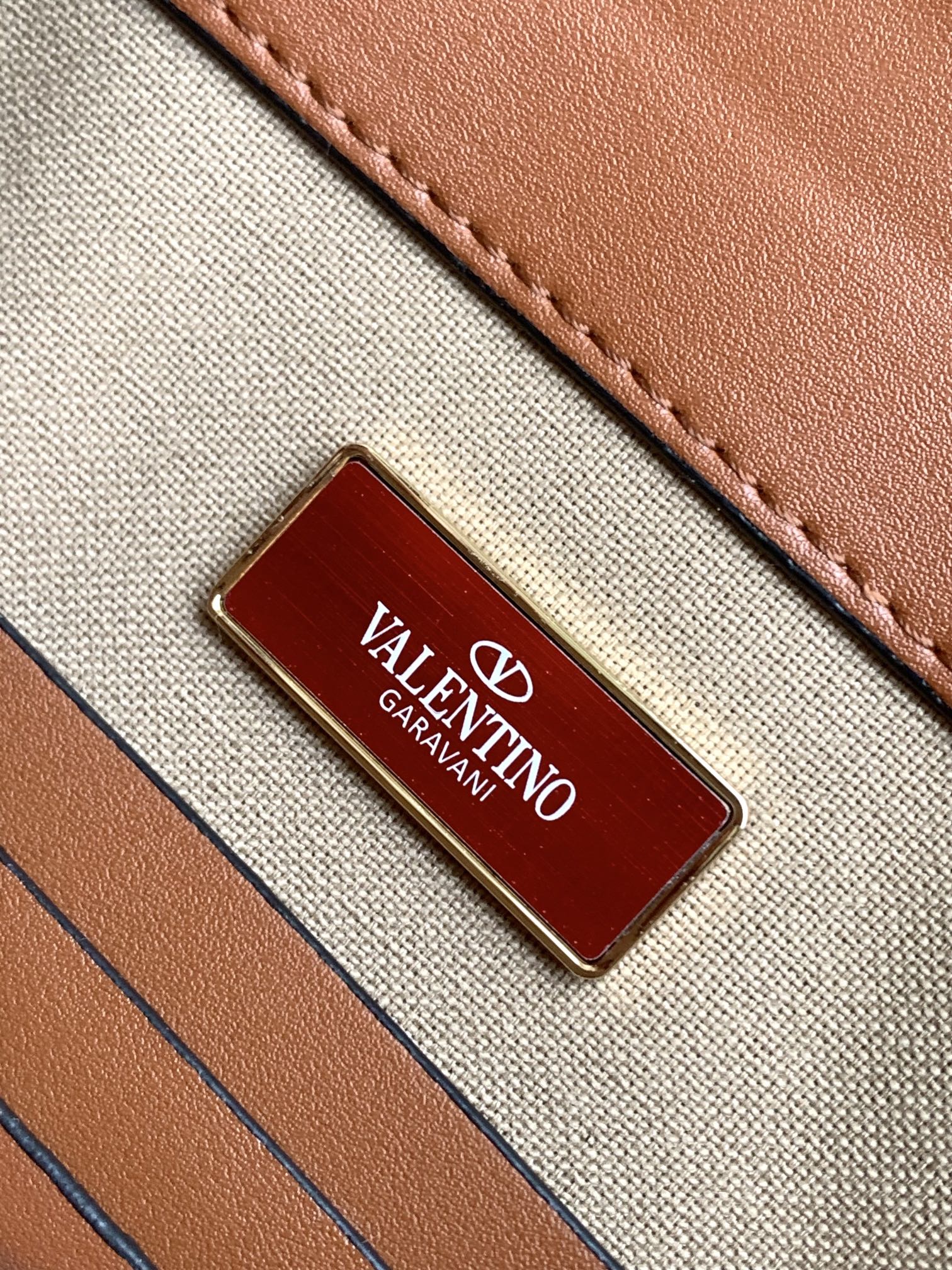 ❣️🆕Valent**** Garavani Rockstud拉菲草配皮信封包🍀🍀   -  钯金色调铆