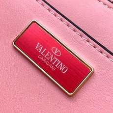 🆕❣️Va Garavani Loco定制编制小牛皮手袋,装饰金属VLogo Signature细节 🆕❣️Va Garavani Loco定制编制小牛皮手袋,装饰金属VLogo Signature细节