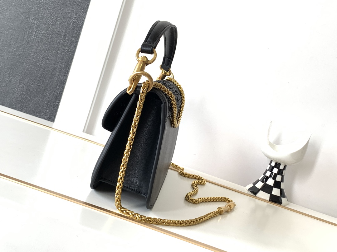 🆕❣️Va Garavani Loco定制编制小牛皮手袋，装饰金属VLogo Signature细节  