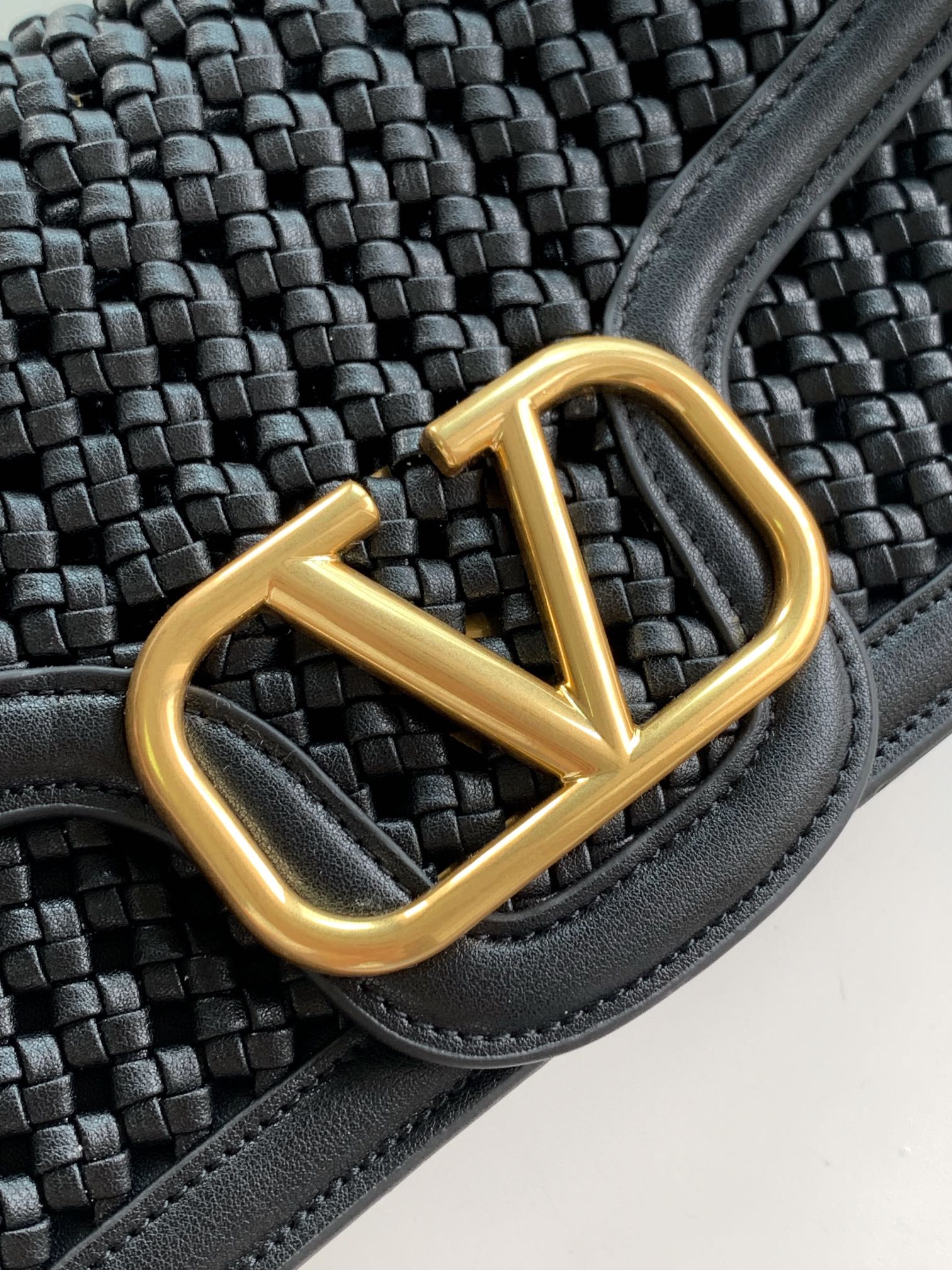 🆕❣️Va Garavani Loco定制编制小牛皮手袋，装饰金属VLogo Signature细节  