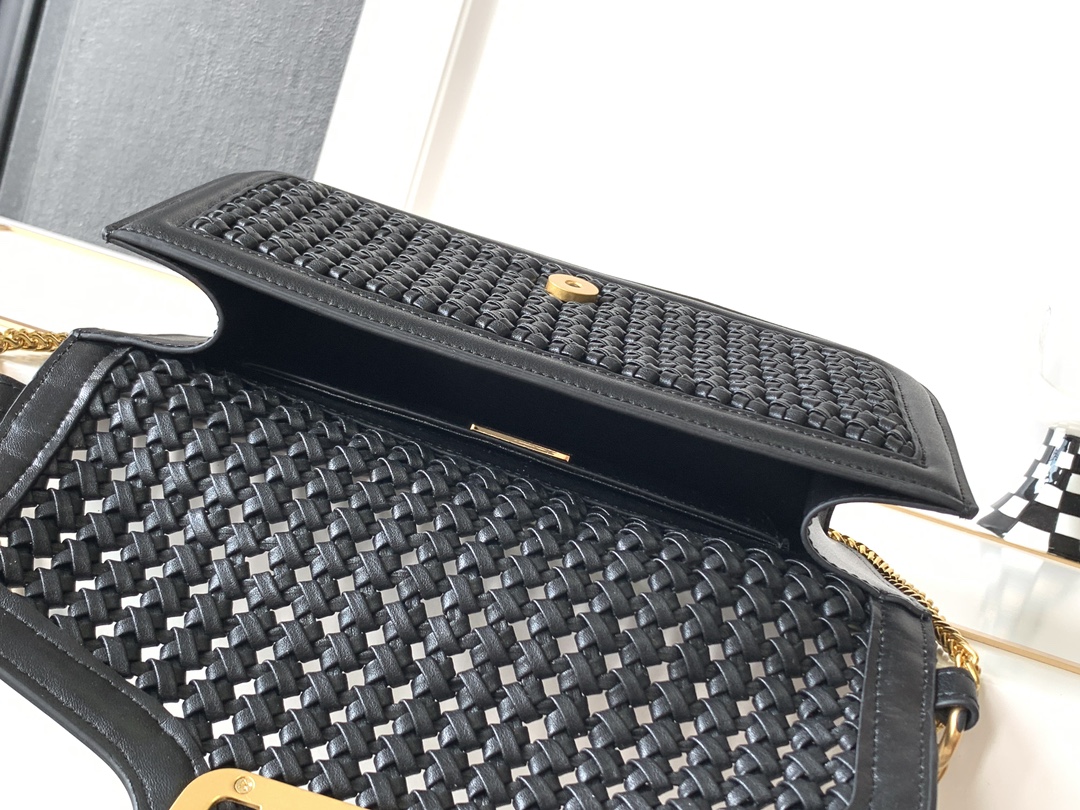 🆕❣️Va Garavani Loco定制编制小牛皮手袋，装饰金属VLogo Signature细节  