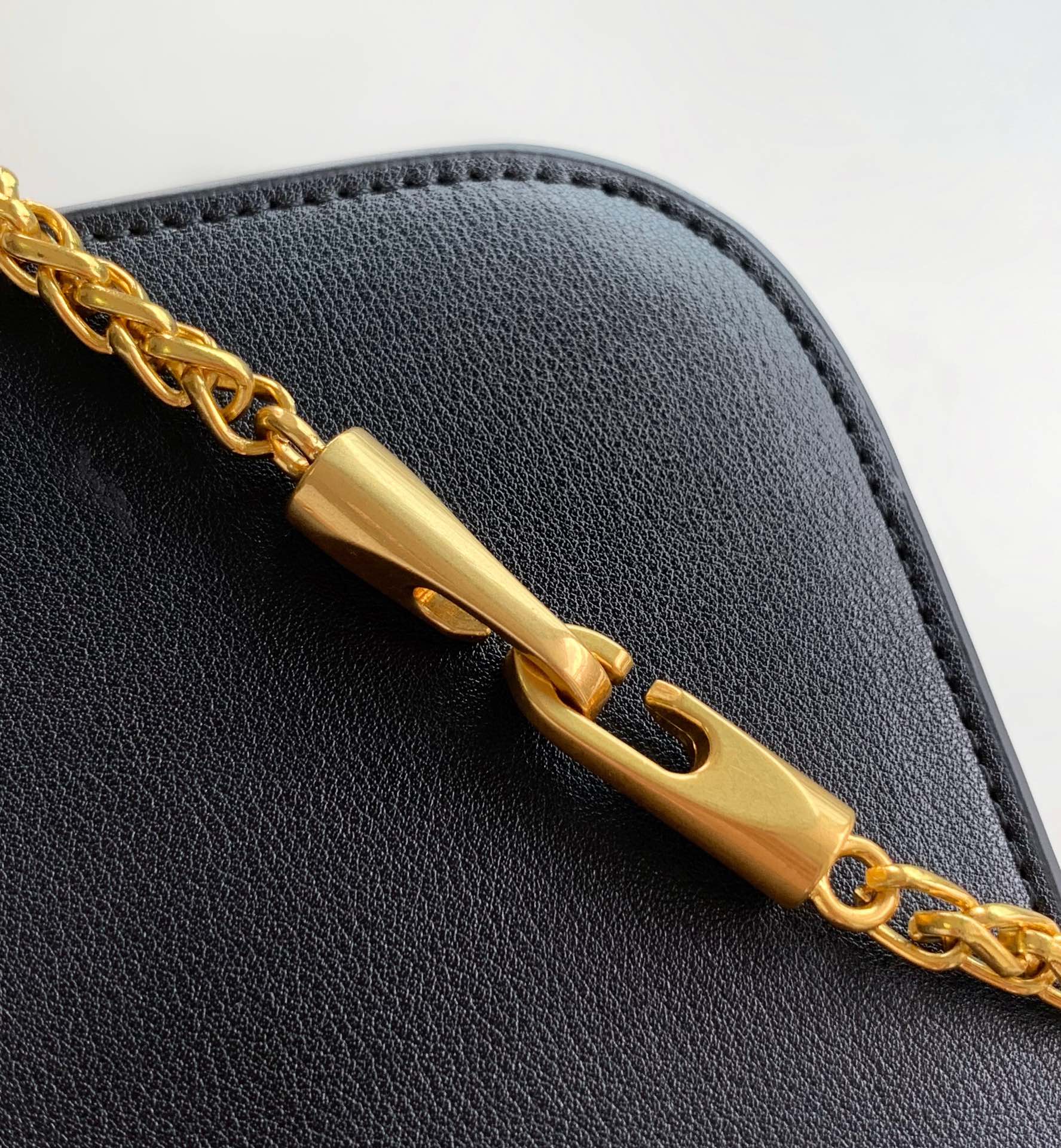 🆕❣️Va Garavani Loco定制编制小牛皮手袋，装饰金属VLogo Signature细节  