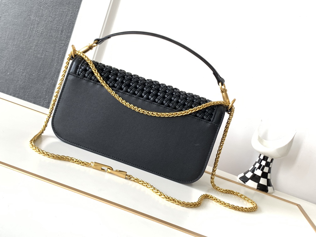🆕❣️Va Garavani Loco定制编制小牛皮手袋，装饰金属VLogo Signature细节  