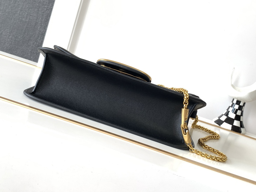 🆕❣️Va Garavani Loco定制编制小牛皮手袋，装饰金属VLogo Signature细节  