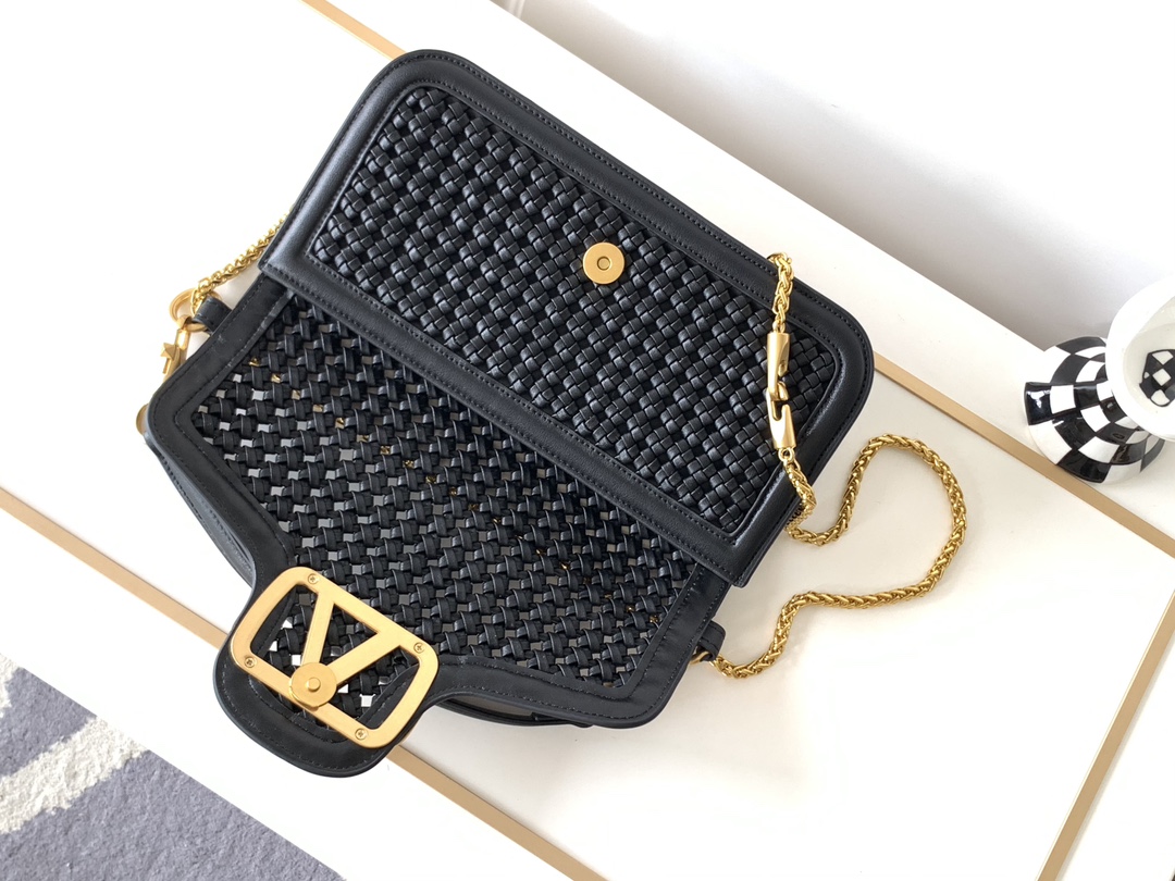 🆕❣️Va Garavani Loco定制编制小牛皮手袋，装饰金属VLogo Signature细节  