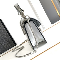 🆕❣️Va Garavani Loco定制编制小牛皮手袋,装饰金属VLogo Signature细节 🆕❣️Va Garavani Loco定制编制小牛皮手袋,装饰金属VLogo Signature细节