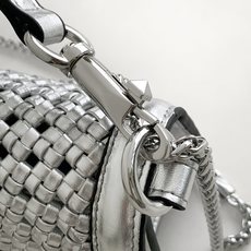 🆕❣️Va Garavani Loco定制编制小牛皮手袋,装饰金属VLogo Signature细节 🆕❣️Va Garavani Loco定制编制小牛皮手袋,装饰金属VLogo Signature细节