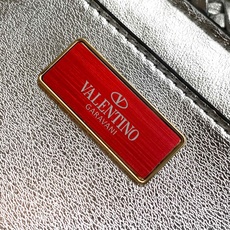 🆕❣️Va Garavani Loco定制编制小牛皮手袋,装饰金属VLogo Signature细节 🆕❣️Va Garavani Loco定制编制小牛皮手袋,装饰金属VLogo Signature细节