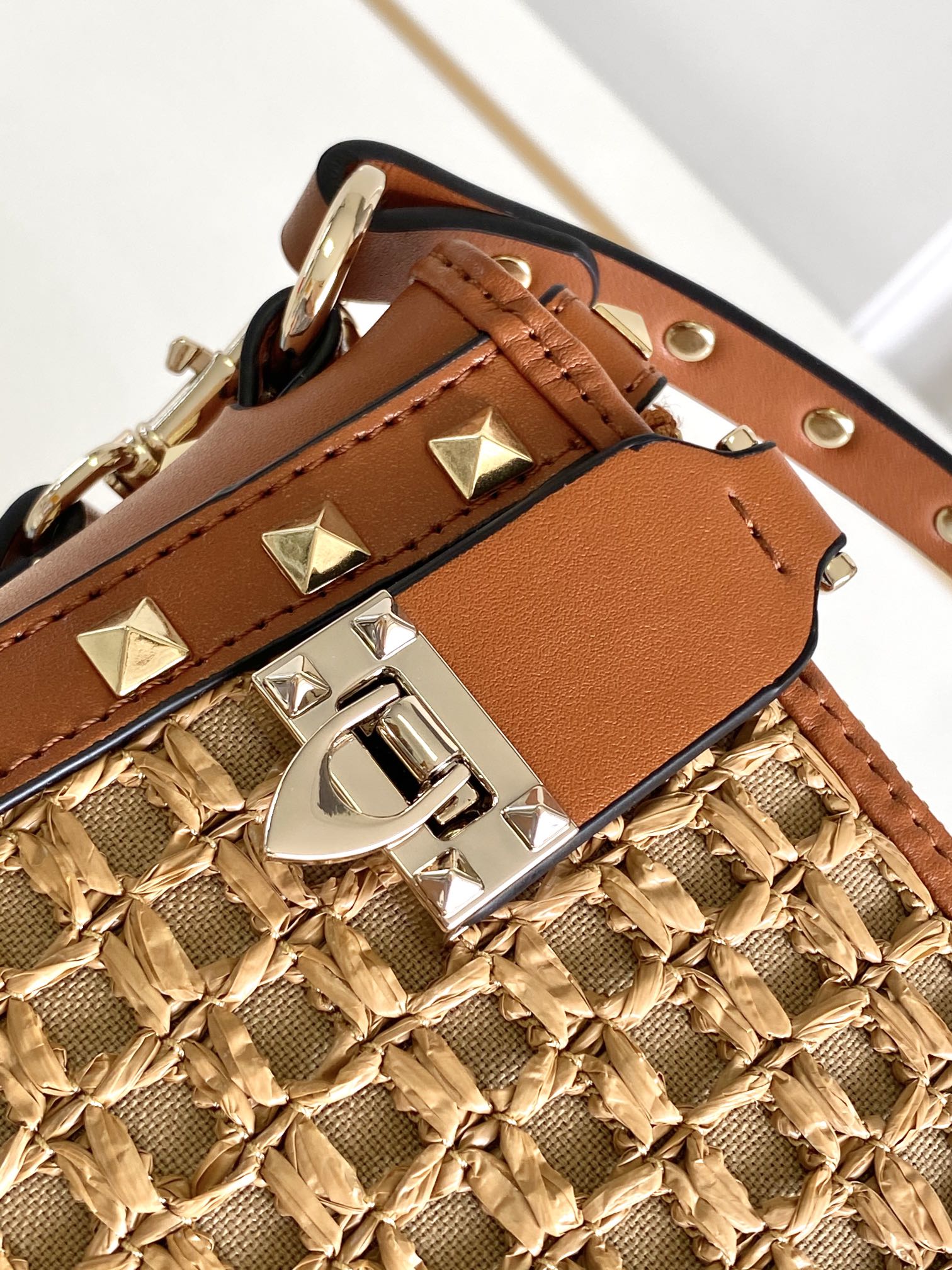 Rockstud 小号拉菲草配皮斜挎包，标志性的钩扣开合设计经重新诠释❣️❣️-金属工艺效果处理铆钉和配