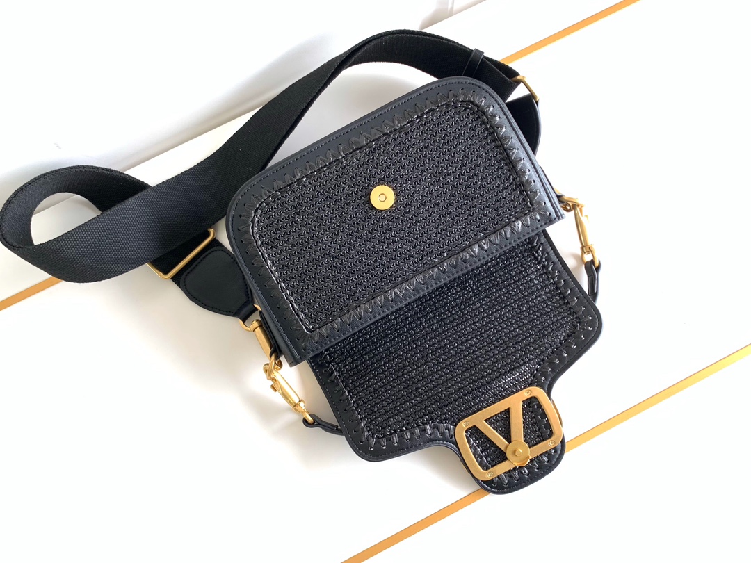 New❤新品手工编织配柔软粒面小牛皮手袋，饰有金属VLOGO SIGNATURE 细节。得益于可拆卸提手