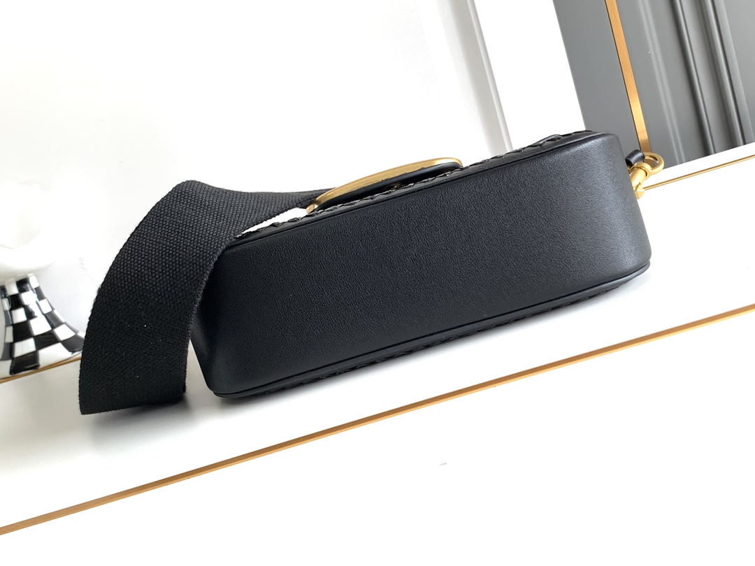 New❤新品手工编织配柔软粒面小牛皮手袋，饰有金属VLOGO SIGNATURE 细节。得益于可拆卸提手