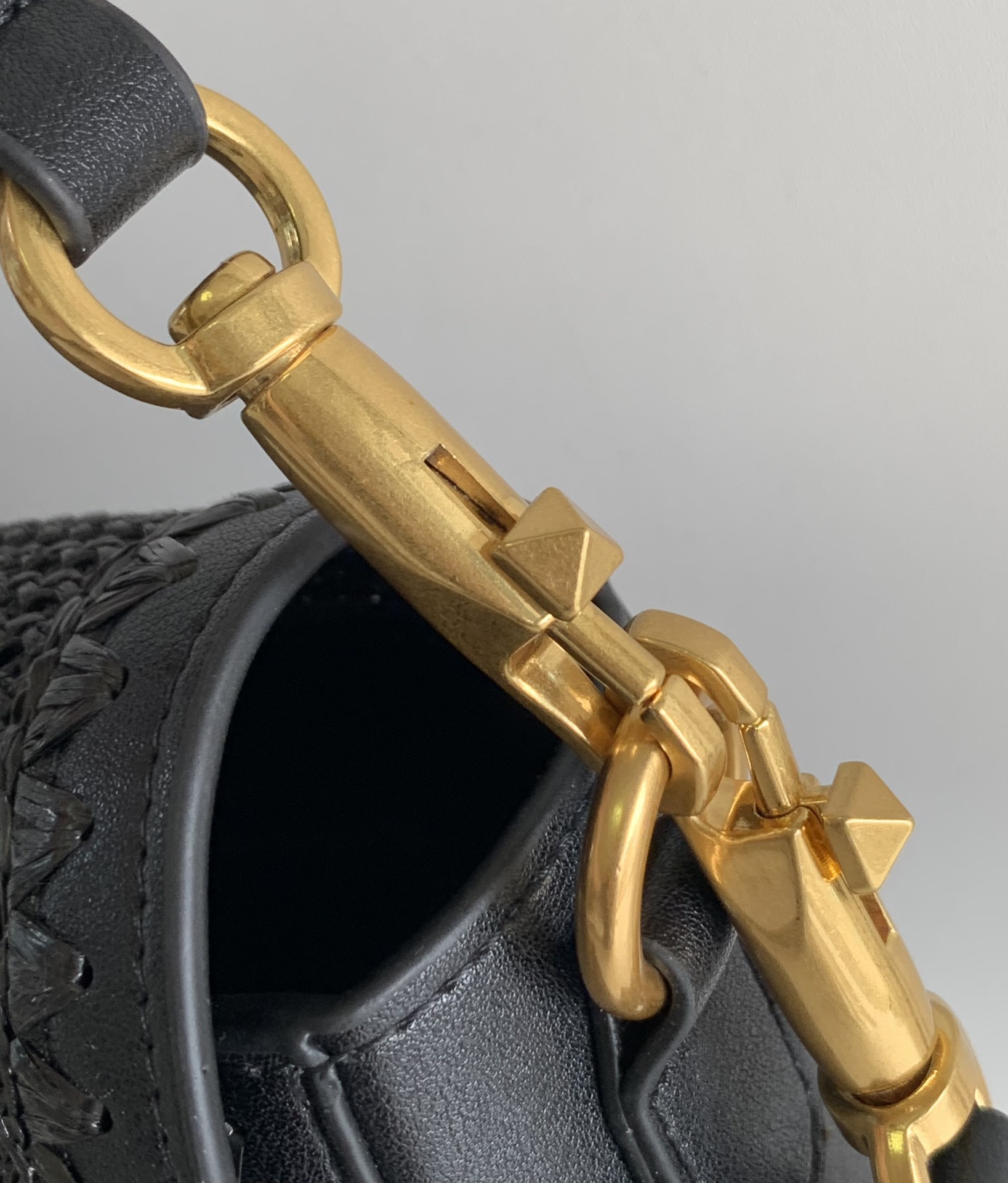 New❤新品手工编织配柔软粒面小牛皮手袋，饰有金属VLOGO SIGNATURE 细节。得益于可拆卸提手