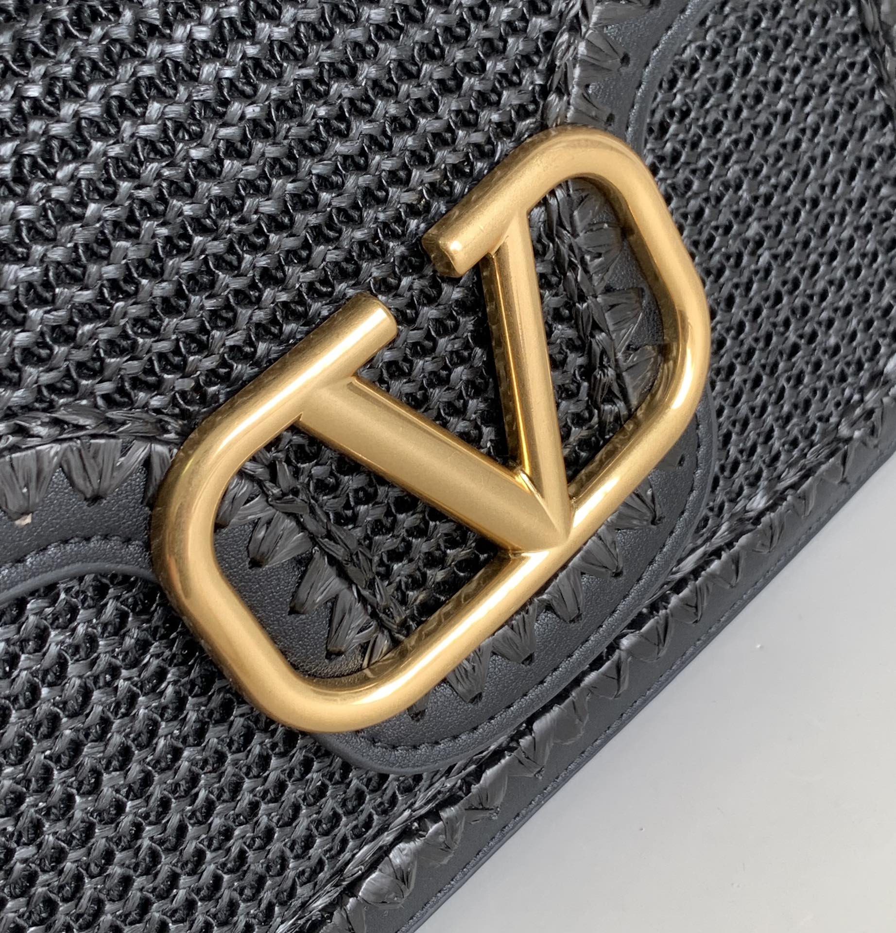 New❤新品手工编织配柔软粒面小牛皮手袋，饰有金属VLOGO SIGNATURE 细节。得益于可拆卸提手