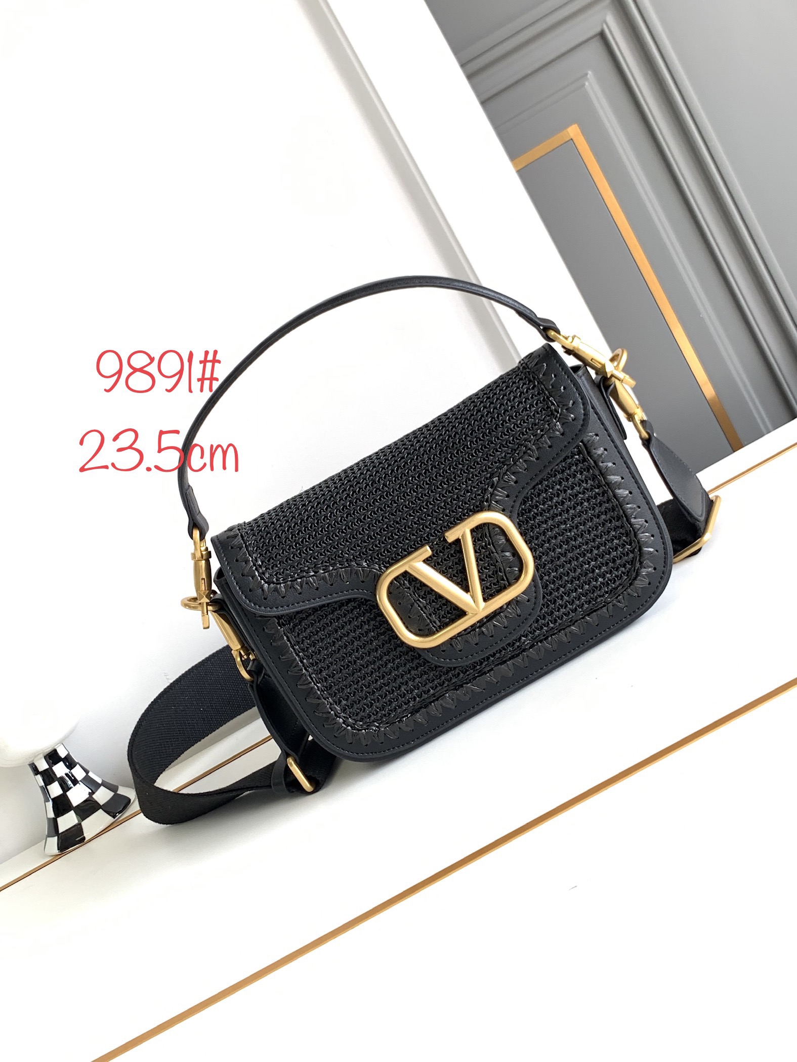 New❤新品手工编织配柔软粒面小牛皮手袋，饰有金属VLOGO SIGNATURE 细节。得益于可拆卸提手