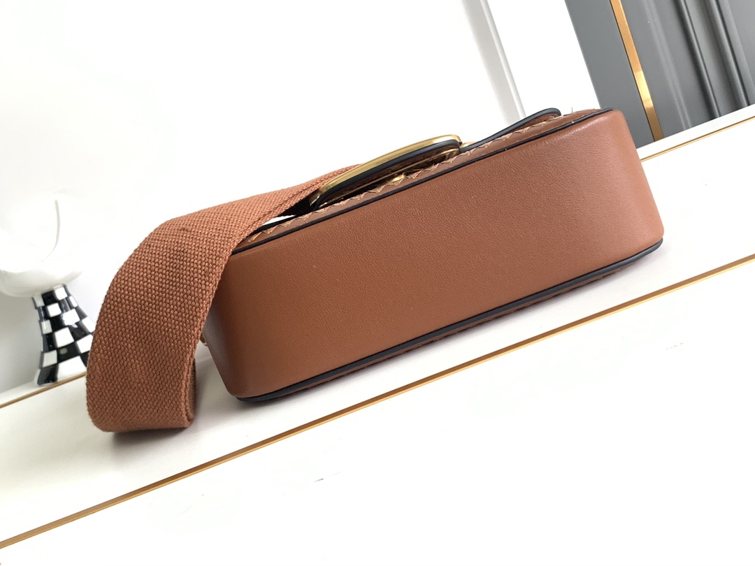 New❤新品手工编织配柔软粒面小牛皮手袋，饰有金属VLOGO SIGNATURE 细节。得益于可拆卸提手