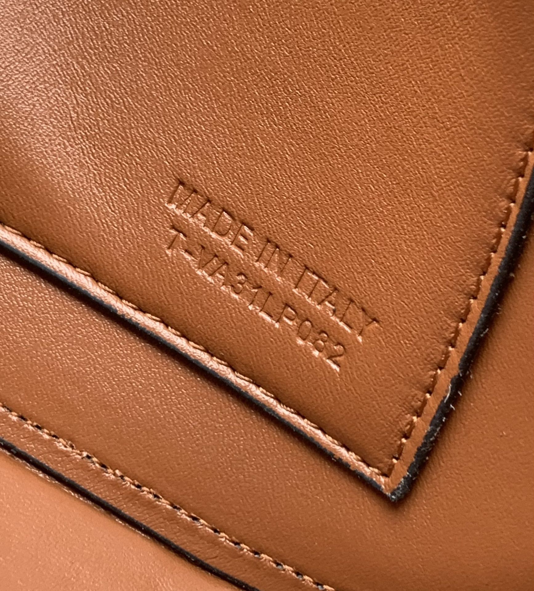 New❤新品手工编织配柔软粒面小牛皮手袋，饰有金属VLOGO SIGNATURE 细节。得益于可拆卸提手