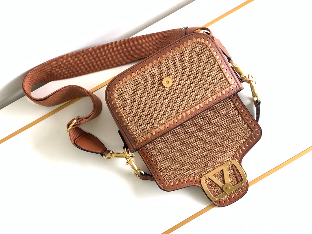 New❤新品手工编织配柔软粒面小牛皮手袋，饰有金属VLOGO SIGNATURE 细节。得益于可拆卸提手