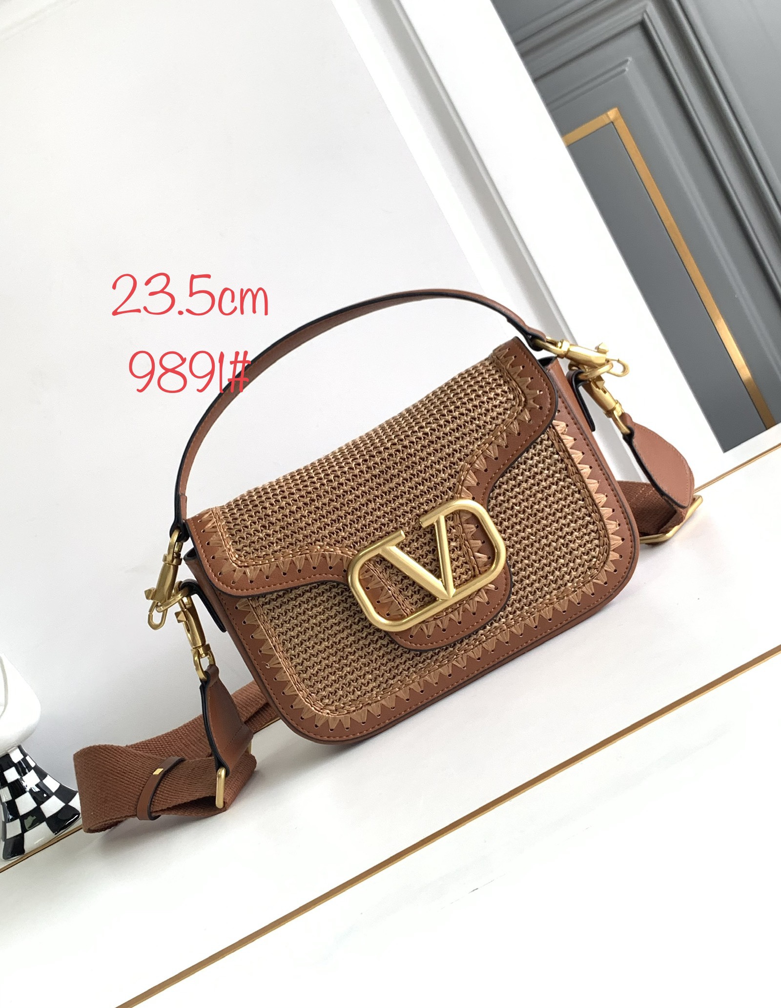 New❤新品手工编织配柔软粒面小牛皮手袋，饰有金属VLOGO SIGNATURE 细节。得益于可拆卸提手