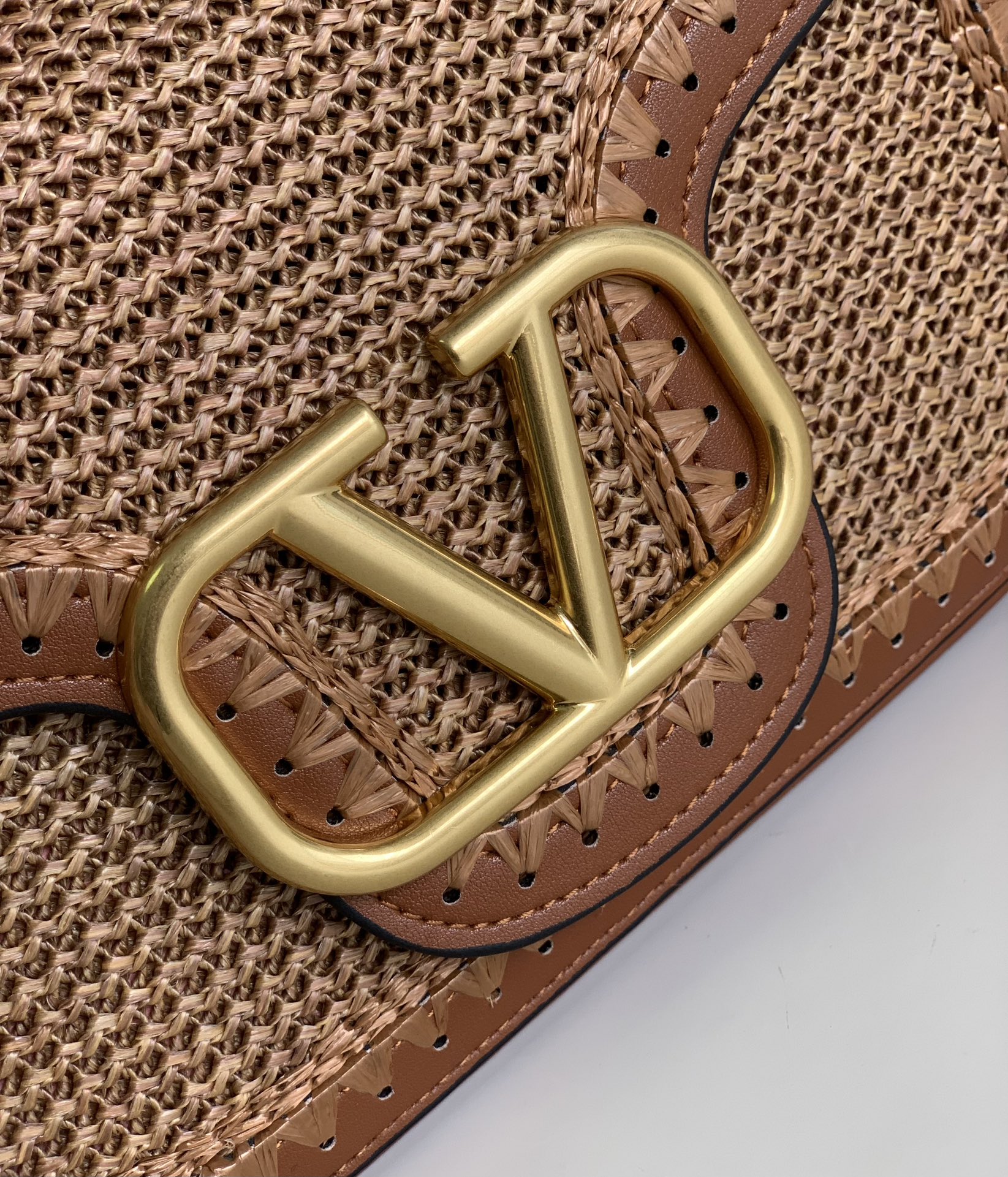 New❤新品手工编织配柔软粒面小牛皮手袋，饰有金属VLOGO SIGNATURE 细节。得益于可拆卸提手