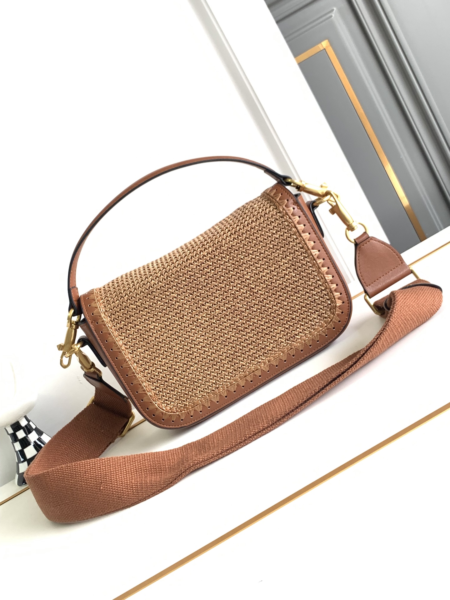 New❤新品手工编织配柔软粒面小牛皮手袋，饰有金属VLOGO SIGNATURE 细节。得益于可拆卸提手