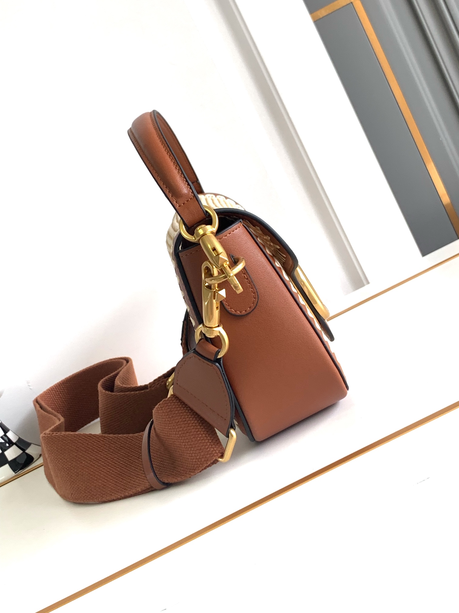 New❤新品手工编织配柔软粒面小牛皮手袋，饰有金属VLOGO SIGNATURE 细节。得益于可拆卸提手