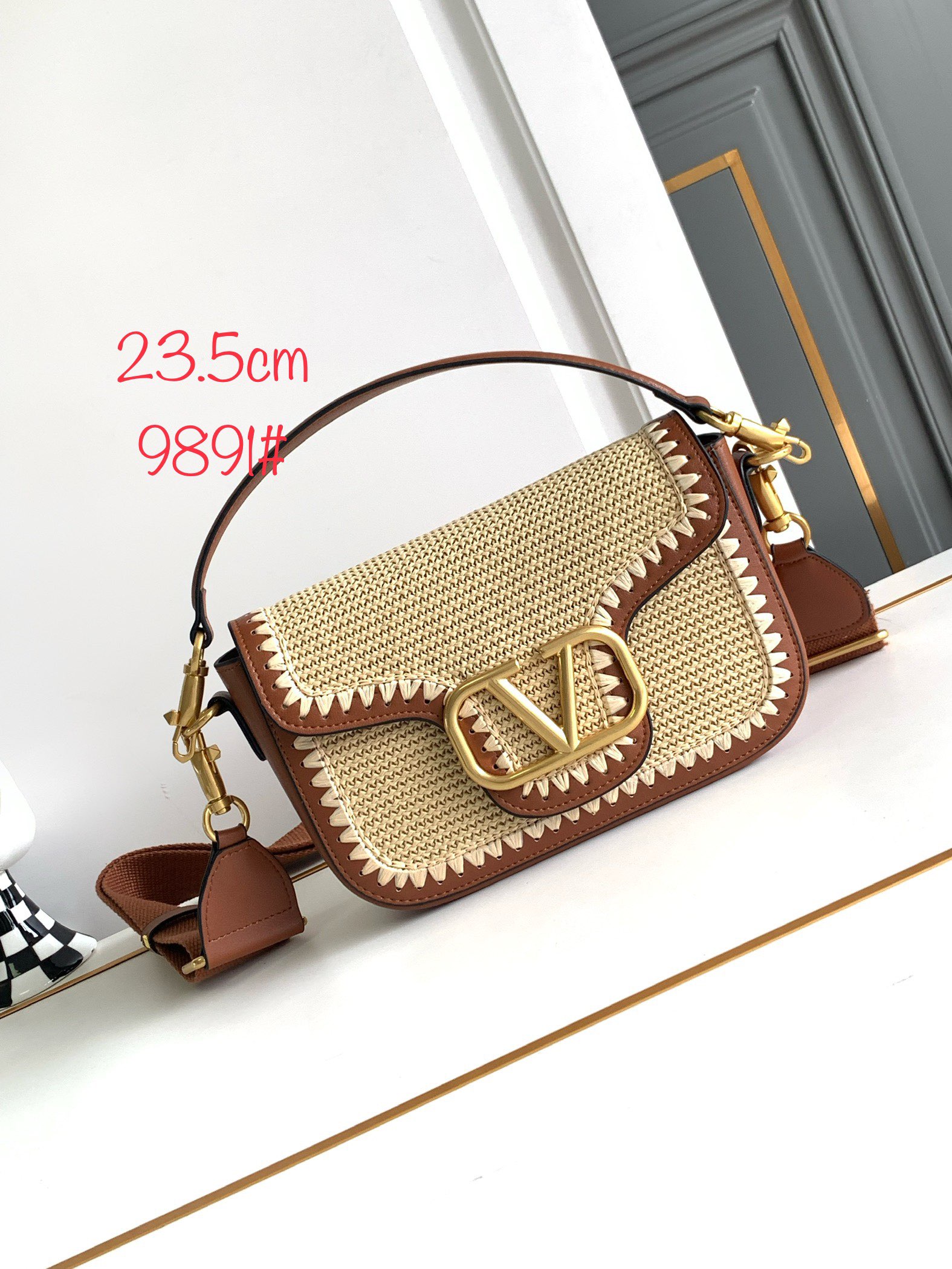 New❤新品手工编织配柔软粒面小牛皮手袋，饰有金属VLOGO SIGNATURE 细节。得益于可拆卸提手